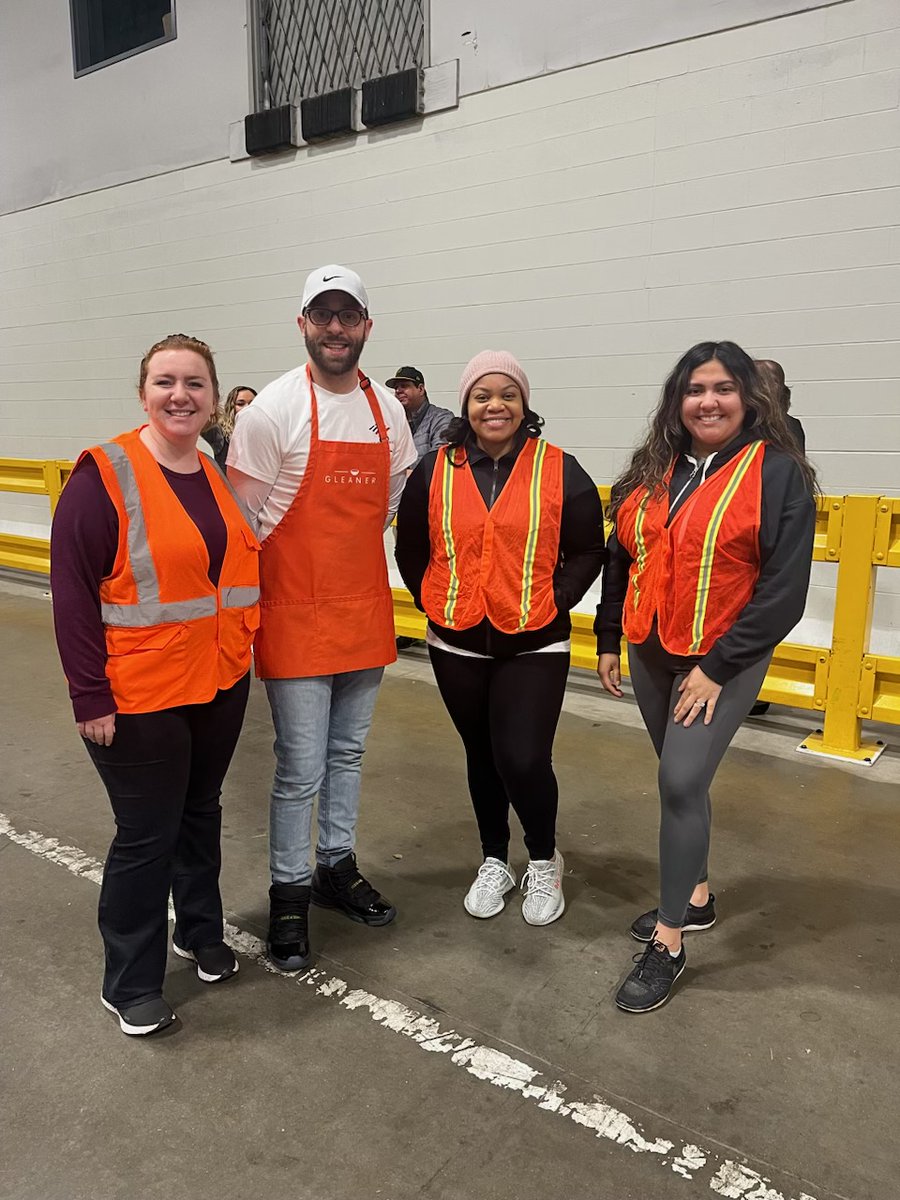 geordan_coleman's tweet photo. Every April is #GlobalServiceMonth and our local #BofAVolunteers continued their volunteer efforts at @GleanersFBIndy, helping to pack food boxes for #Indy families in need. Gleaners is helping lead the fight against hunger in Indiana. @BankofAmerica https://t.co/V0pOgZNsEe