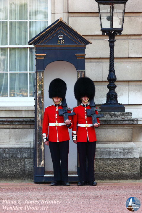 For the long #Coronation holiday weekend in the UK, 2 Scots #guards outside #BuckinghamPalace, available as #prints mouse mats #mugs here, FREE SHIPPING in UK!: lens2print.co.uk/imageview.asp?… #AYearForArt #BuyIntoArt #SpringForArt #Coronation2023 #CoronationWeekend #London #royalguards