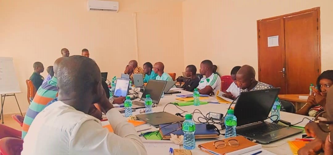 🇸🇳 With partners, we're excited to launch a locally co-designed Climate Risk Management in Agricultural Extension curriculum in #Senegal - developed to help agricultural networks further scale the effective use of #ClimateData. 

Stay tuned for more!

🔗 aiccra.cgiar.org/events/pilot-c…