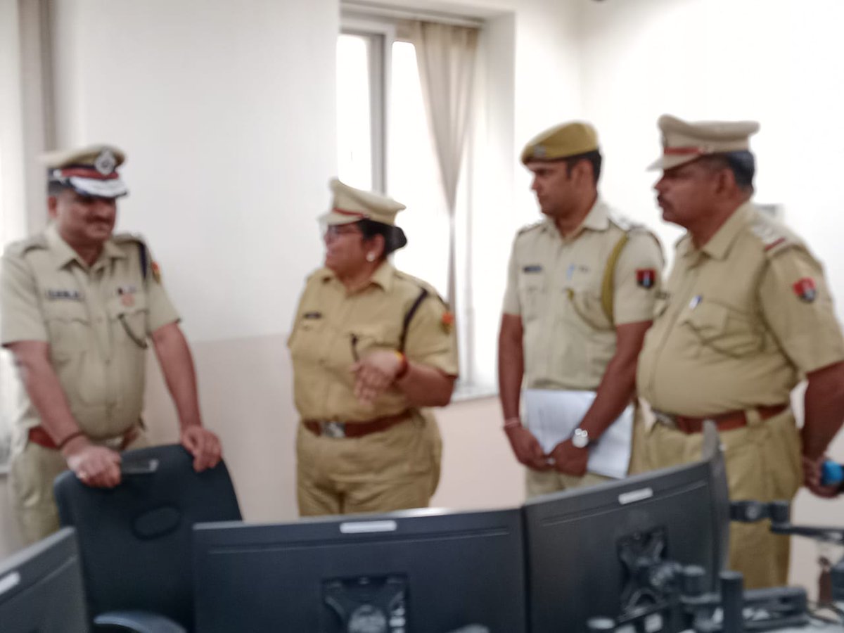 Ishwaranand11's tweet photo. श्री वी के सिंह ADGP  (यातायात)राजस्थान  जयपुर द्वारा अभय कमांड एवं कंट्रोल सेंटर बीकानेर का भ्रमण किया गया व आवश्यक दिशा निर्देश दिए गए। श्रीमान IGP बीकानेर व SP मैडम  बीकानेर भी साथ रहे।#bikanerpolice @IgpBikaner @PoliceRajasthan @RUppadhay @Bikaner_Police @Prithvi16911895 https://t.co/BNvwrhUkef