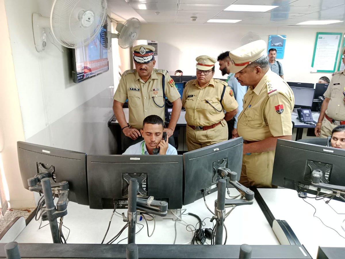 Ishwaranand11's tweet photo. श्री वी के सिंह ADGP  (यातायात)राजस्थान  जयपुर द्वारा अभय कमांड एवं कंट्रोल सेंटर बीकानेर का भ्रमण किया गया व आवश्यक दिशा निर्देश दिए गए। श्रीमान IGP बीकानेर व SP मैडम  बीकानेर भी साथ रहे।#bikanerpolice @IgpBikaner @PoliceRajasthan @RUppadhay @Bikaner_Police @Prithvi16911895 https://t.co/BNvwrhUkef