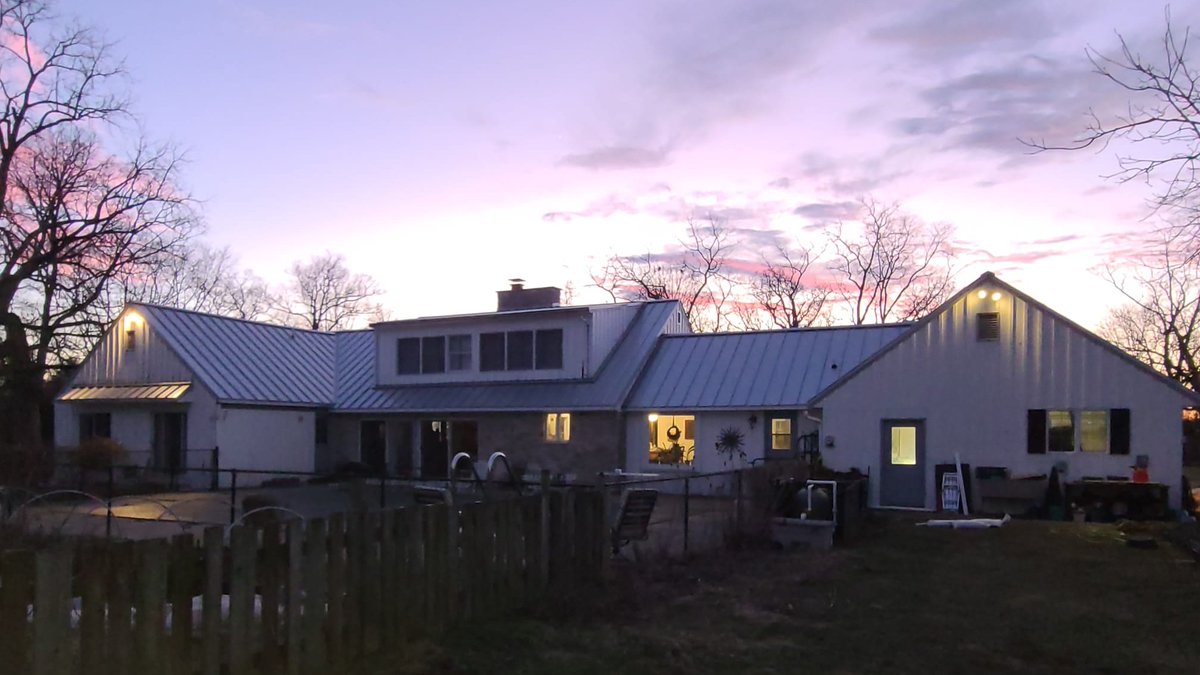 Cornett_Roofing's tweet image. Our 24 gauge standing seam metal roof is beautiful &amp;amp; durable! It has a 40 year warranty, withstands 2.5" hail &amp;amp; 200+ mph winds, lowers your insurance premiums &amp;amp; they are energy star rated! Give us a call today to schedule your FREE metal roofing quote. #metalroofing #standingseam