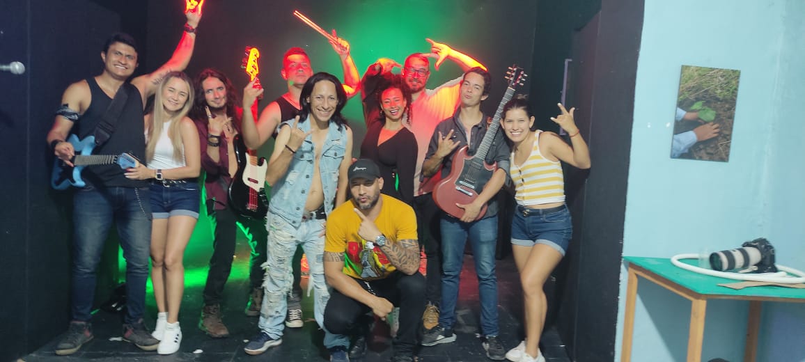 #ELIXIRnews📷 

Ayer domingo 7 de Mayo, la banda hizo el rodaje 🎬 de su próximo videoclip #Volar🔥 en el espacio creativo de <a href="/HuayraKussi/">Kussi Huayra</a>   
PRÓXIMAMENTE en el canal de YouTube
#AlmaEnLlamas🔥 #HeavyMetal #elixirrym