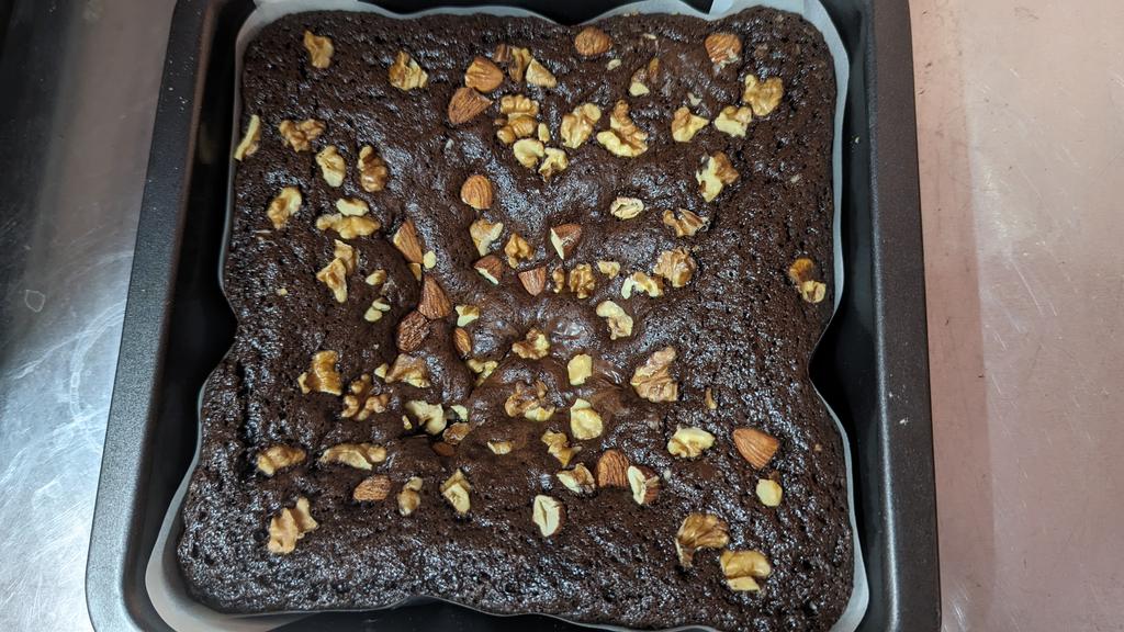 RiyaMWrites's tweet image. Requesting tips: I tried baking brownie but it came out wrong. Not sure if you can see but middle has went down. Can someone tell me what's wrong with my brownie or whole baking process? Haven't tasted yet. Tbh I don't have much hope as it always goes wrong #bakingtwitter #bakery