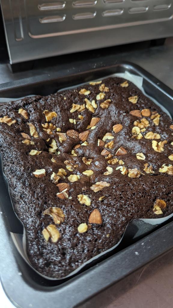 RiyaMWrites's tweet image. Requesting tips: I tried baking brownie but it came out wrong. Not sure if you can see but middle has went down. Can someone tell me what's wrong with my brownie or whole baking process? Haven't tasted yet. Tbh I don't have much hope as it always goes wrong #bakingtwitter #bakery
