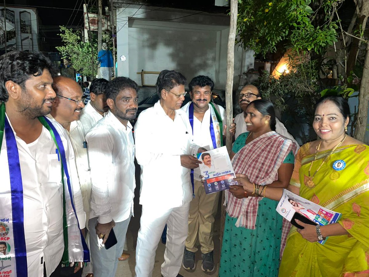 Nagireddy_tnr's tweet photo. గడపగడపకు మన ప్రభుత్వం కార్యక్రమంలో భాగంగా నేడు గాజువాక నియోజకవర్గం 69వ వార్డు షీలా నగర్లో ప్రతి ఇంటికి వెళ్లి లబ్ధి పొందిన లబ్ధిదారులకు వివరించి వారి యొక్క సమస్యలు తెలుసుకుని అధికారులతో మాట్లాడి వెంటనే పరిష్కరించమని ఆదేశాలు ఇవ్వడం జరిగింది.
#gadapagadapakumanaprabhutvam https://t.co/xb31bwkvVw