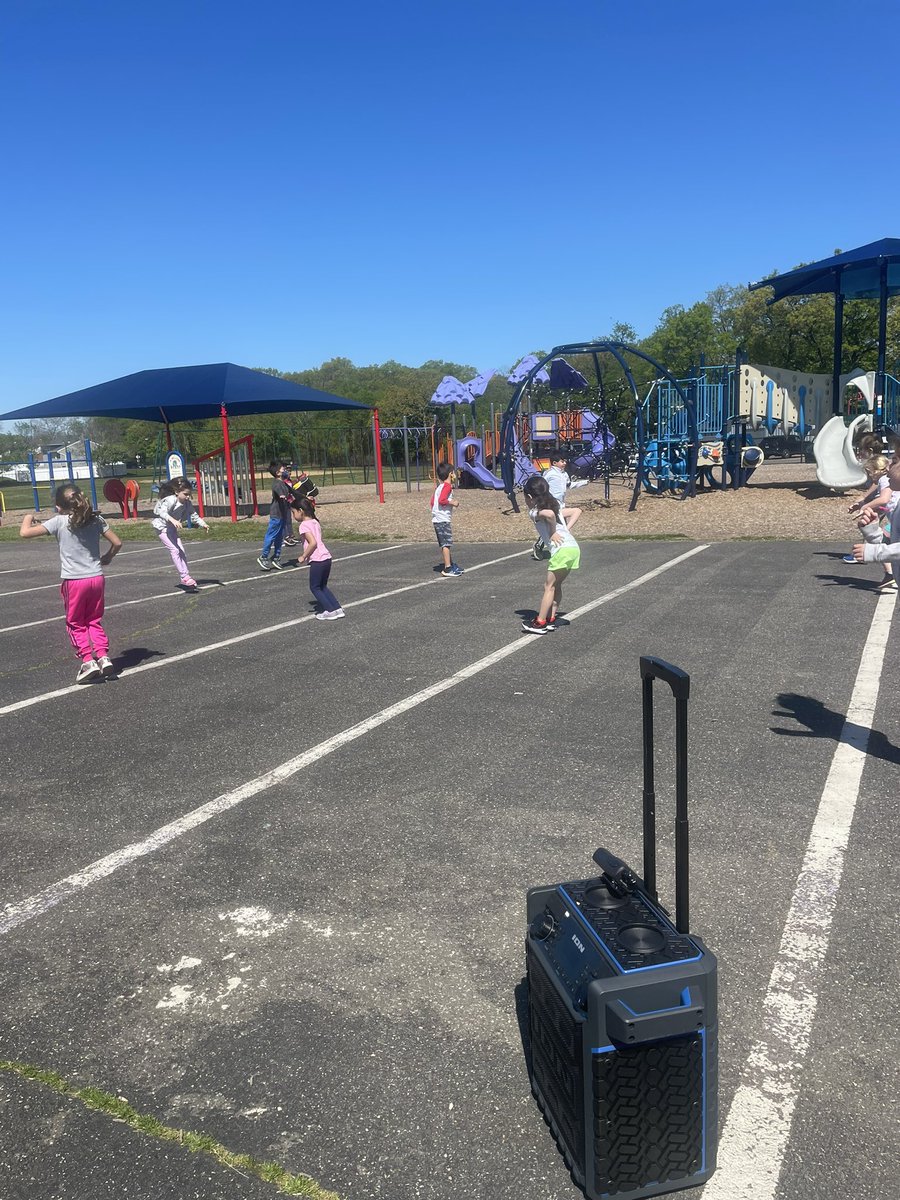 Thank you <a href="/ParkwayPOB/">JudyJacobsParkwayPOB</a> #PTA for the awesome new speaker set, the students are having a blast with their outdoor workout! 💪🏽👟<a href="/sas_jennifer/">Jennifer Sas</a> <a href="/SportsGalNYC/">Felissa Allard</a>