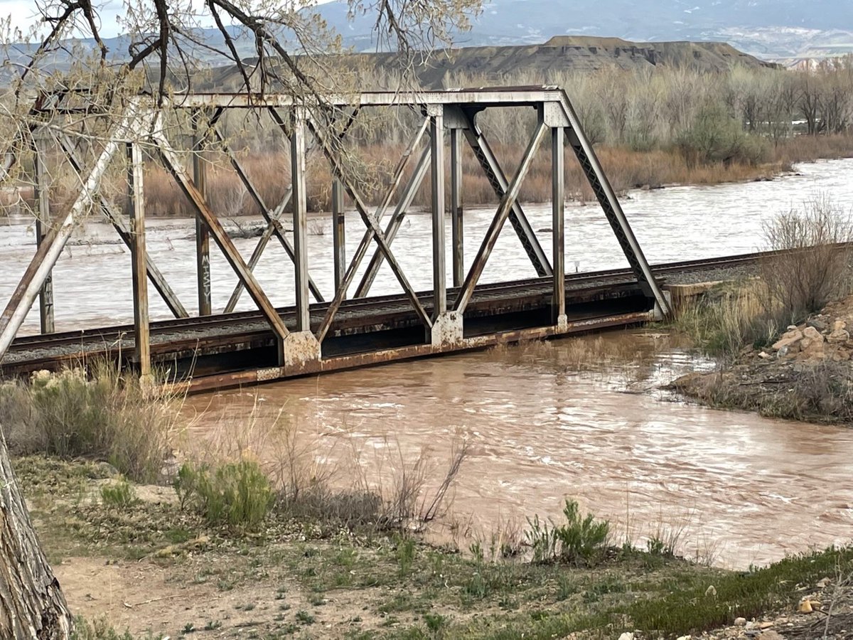 USGS_CO's tweet photo. Warm temperatures and melting snowpack bring some hydrologic action to the West Slope of Colorado.  The photos here show a debris flow near Glenwood Springs and a full Roubideau Creek near Delta.  Our teams will be out measuring all the high flows this spring around Colorado. https://t.co/aEMkxFM7NP