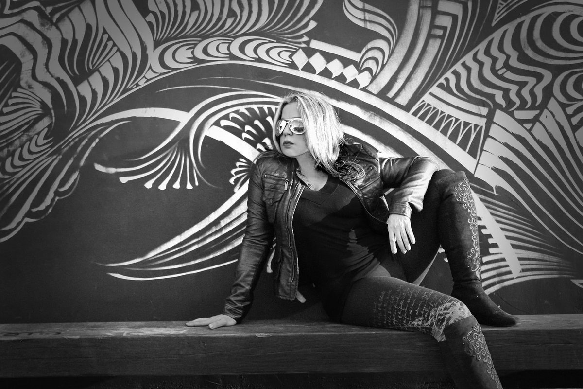 EdnitaNazario's tweet photo. ¡Hermoso lunes, mis amores! 💖🌹
¡Ya falta bien poquito para recibirlos en mi casa, el Choliseo! Estamos ultimando detalles y preparándoles unas cuantas sorpresitas ❤️🔥🎶
#ednitanazario #ednita #lareina #ednitalareina 📸 @lexterleonardo https://t.co/vnXJZfMWJe