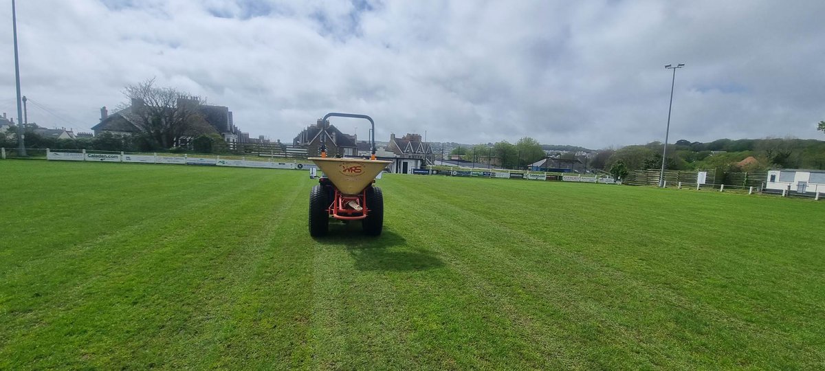 WRSsportpitches's tweet photo. On Friday we were out spreading some #multigreenmagic on a cricket outfield and football pitch to finish it's end of season renos. Only 12t to go. This product gives 5to6 months regulated release @HayleCC
@PenzanceAFC @cornwallfa @CornwallCricket @iseki_uk @NigelRaffertyGC https://t.co/v8FMTGfzdb