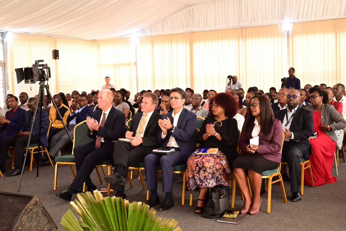 IGIHE's tweet photo. Umuyobozi wa World Vision muri Leta Zunze Ubumwe za Amerika, Edgar Sandoval, ari kugirana ibiganiro n'abayobozi b'amadini n'amatorero yo mu Rwanda ku bijyanye n'uburyo bunoze bwo kwita ku bana.

Ni umuhango witabiriwe n'abayobozi batandukanye barimo uw'Urwego rw'Igihugu rw'Imiyoborere, RGB, Dr Usta Kaitesi n'Umuyobozi wa World Vision mu Rwanda na EAC, Okumu Pauline n'abandi.