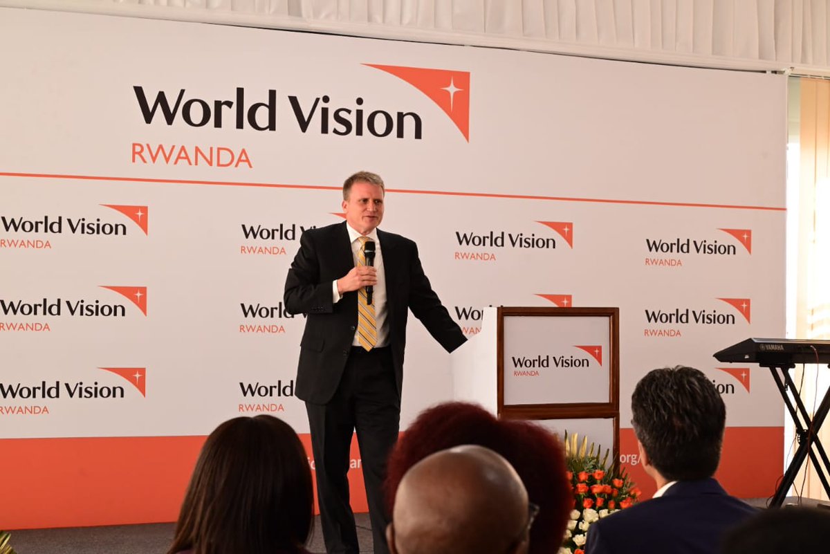 IGIHE's tweet photo. Umuyobozi wa World Vision muri Leta Zunze Ubumwe za Amerika, Edgar Sandoval, ari kugirana ibiganiro n'abayobozi b'amadini n'amatorero yo mu Rwanda ku bijyanye n'uburyo bunoze bwo kwita ku bana.

Ni umuhango witabiriwe n'abayobozi batandukanye barimo uw'Urwego rw'Igihugu rw'Imiyoborere, RGB, Dr Usta Kaitesi n'Umuyobozi wa World Vision mu Rwanda na EAC, Okumu Pauline n'abandi.