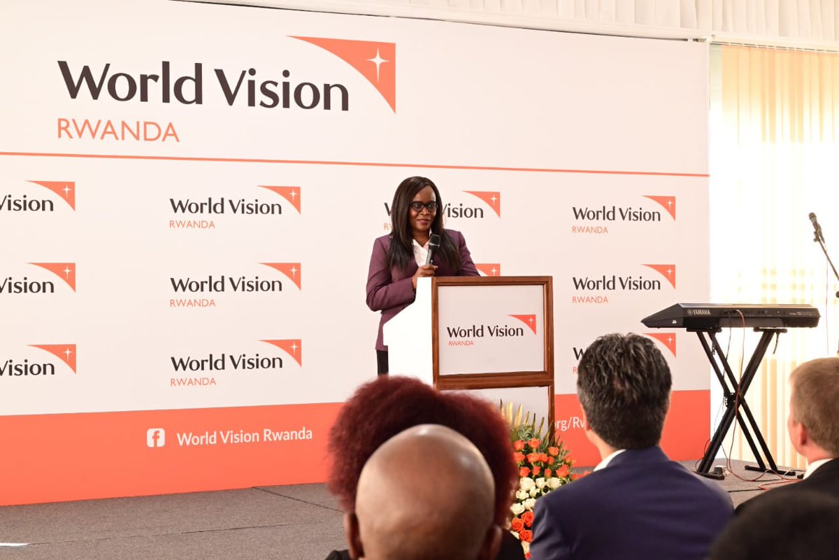 IGIHE's tweet photo. Umuyobozi wa World Vision muri Leta Zunze Ubumwe za Amerika, Edgar Sandoval, ari kugirana ibiganiro n'abayobozi b'amadini n'amatorero yo mu Rwanda ku bijyanye n'uburyo bunoze bwo kwita ku bana.

Ni umuhango witabiriwe n'abayobozi batandukanye barimo uw'Urwego rw'Igihugu rw'Imiyoborere, RGB, Dr Usta Kaitesi n'Umuyobozi wa World Vision mu Rwanda na EAC, Okumu Pauline n'abandi.