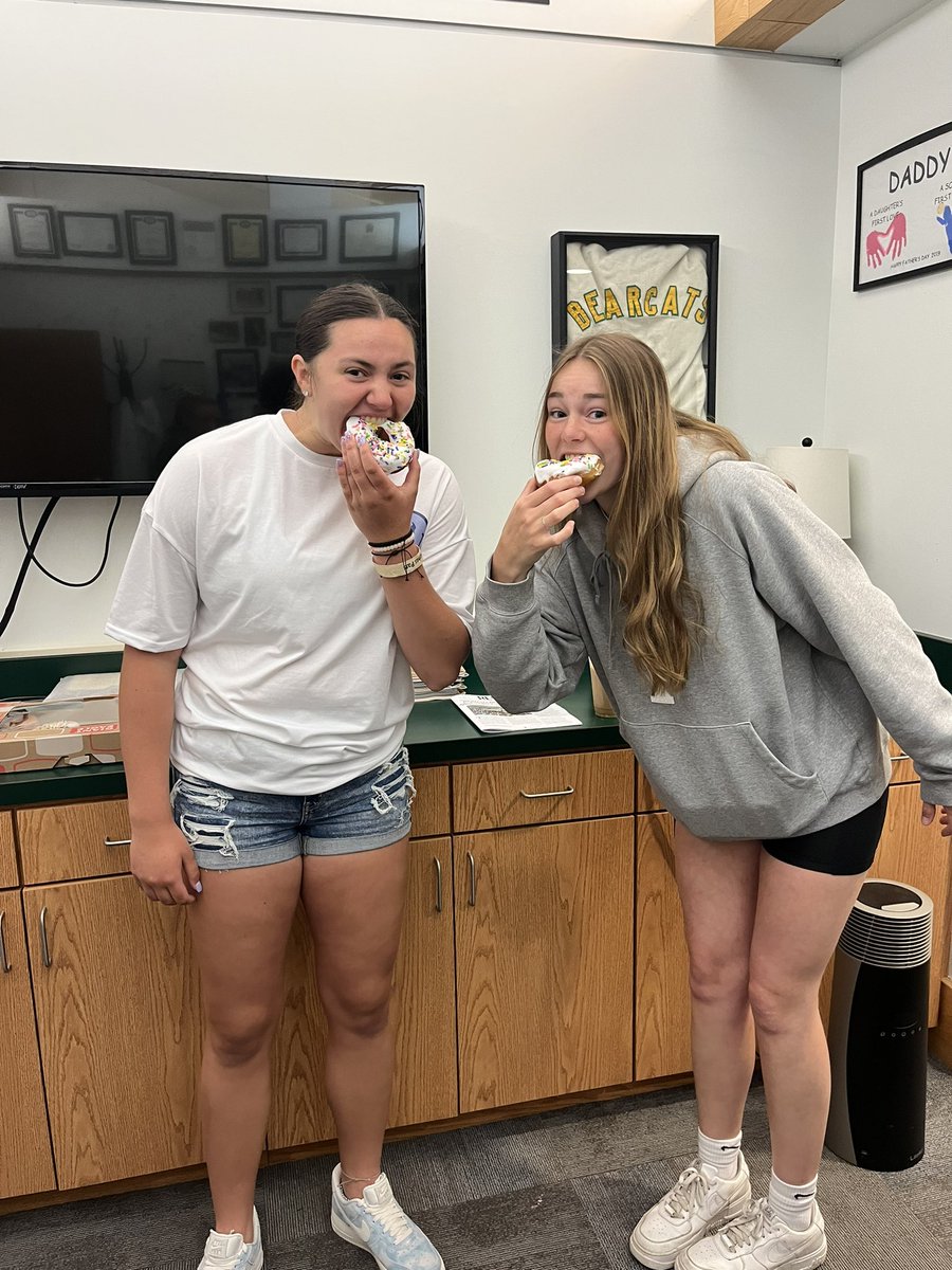 SVC_WomensBball's tweet photo. Donuts for finals week! Finish strong Bearcats! 📚✅ https://t.co/Ubl8QMkncy