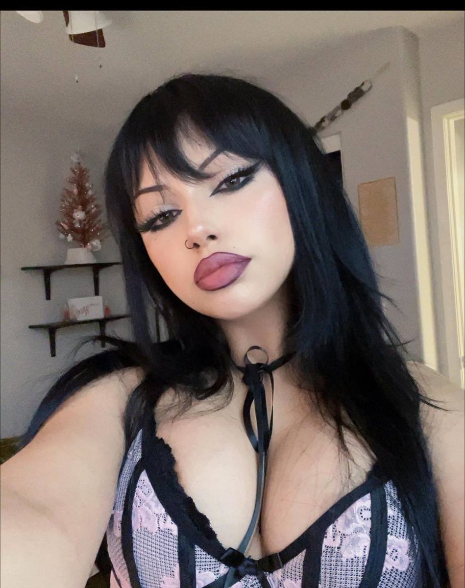 non prendo sonno, poi non sento le sveglie, c’è un tuo messaggio nuovo intorno alle tre, dice che vorresti toccare le stelle, quando ti va puoi sempre toccare me