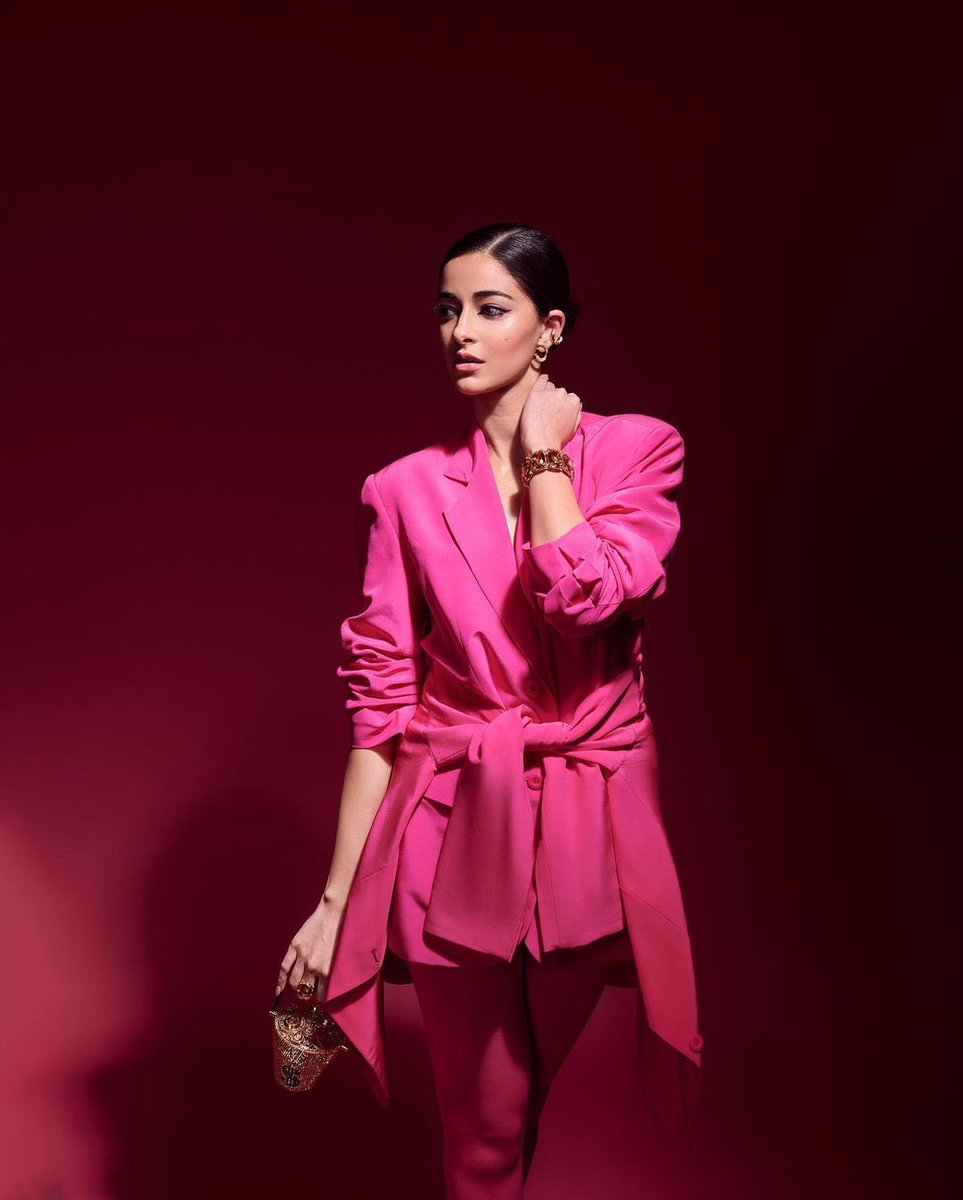 Ananya_Universe's tweet photo. We are screaming!!!!! 💖 Congratulations on winning 'THE MOST STYLISH YOUTH
ICON' 🏆 @ananyapandayy #Barbiecore @ChunkyThePanday #AnanyaPanday #HTMostStylishAwards #HTMS2023 https://t.co/moyrI5dJmA
