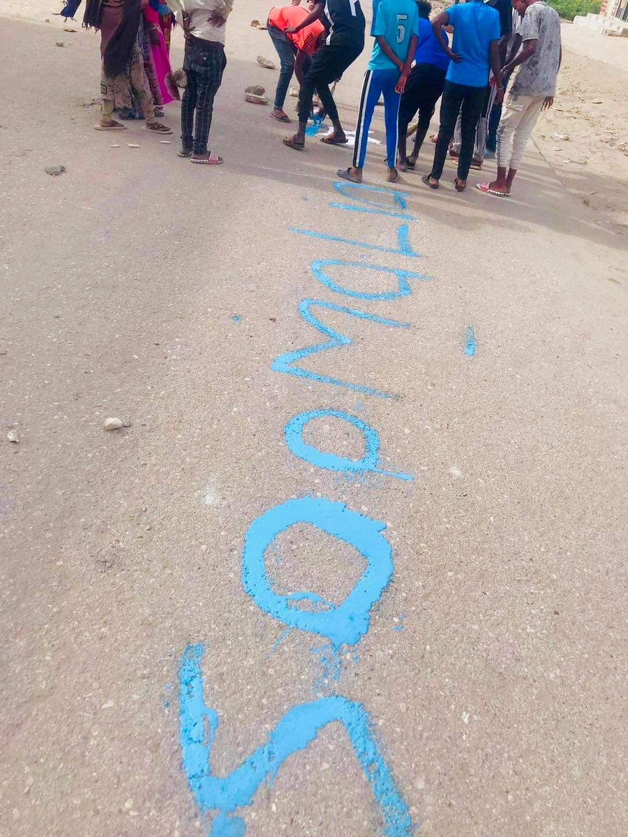 galkacyoonline's tweet photo. #Awdal State Somaaliya dhalinyarada Boorame ayaa dhulka ku Xardhay #Calankii Barakaysnaa ee Somaaliya. https://t.co/nvDK7ebh13