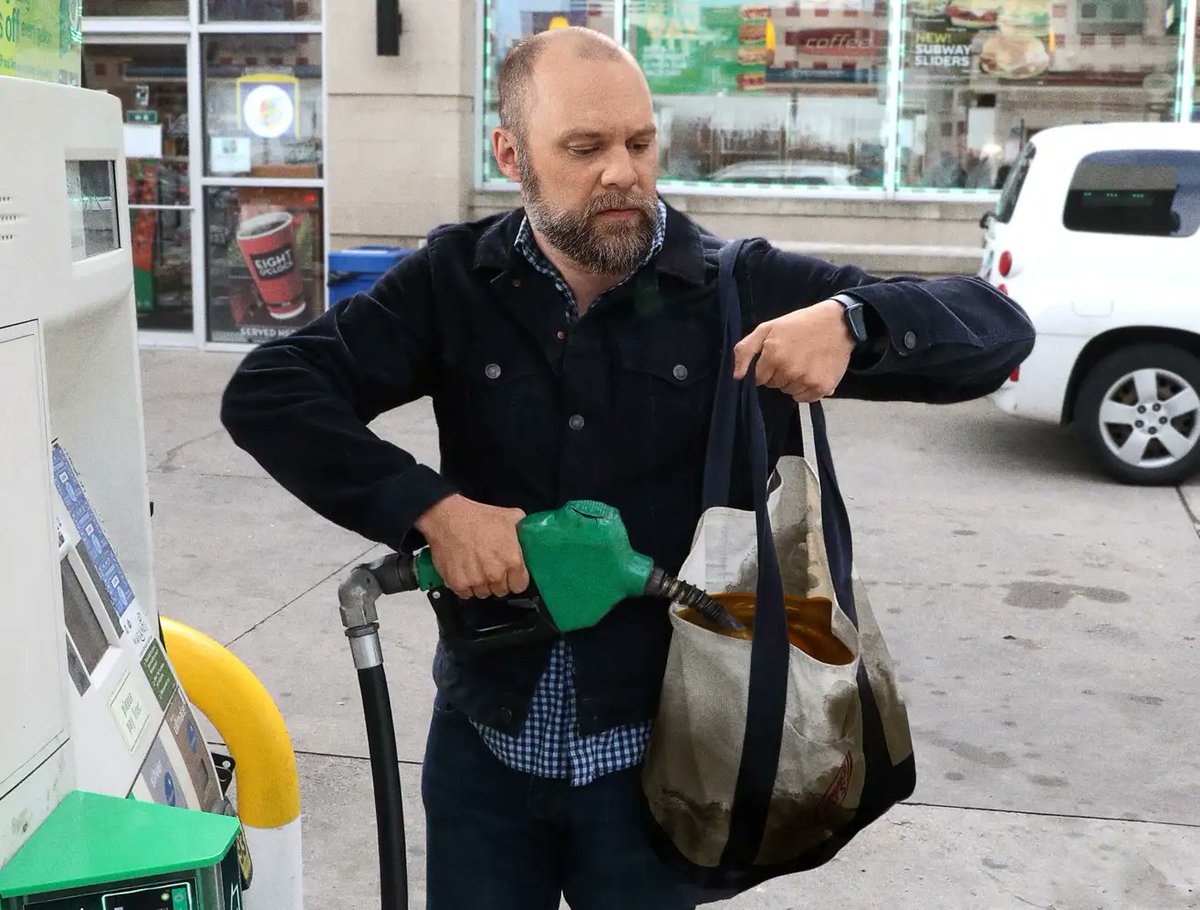 Man Lowers Carbon Footprint By Bringing Reusable Bags Every Time He Buys Gas bit.ly/42wyzl2