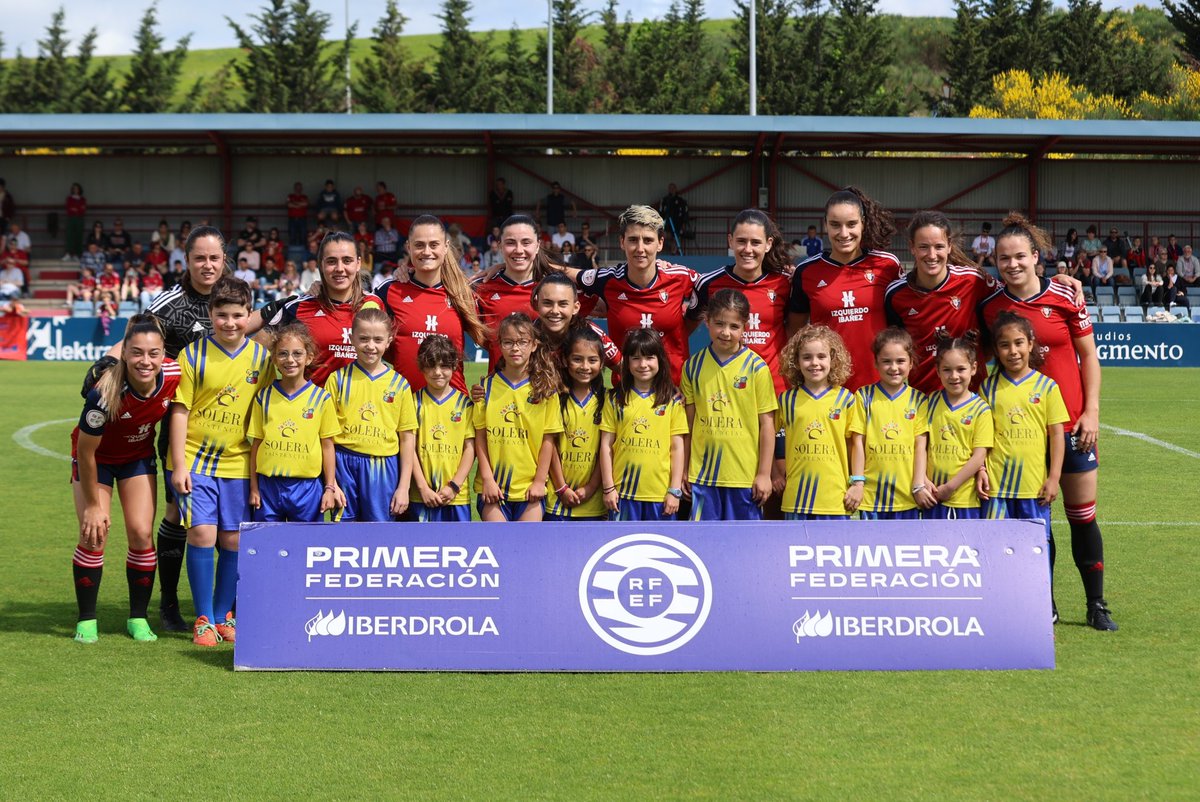 😀 Las jugadoras del @cdamigo de categoría pre-benjamín acompañaron a #OsasunaFem ayer en su salida al campo.