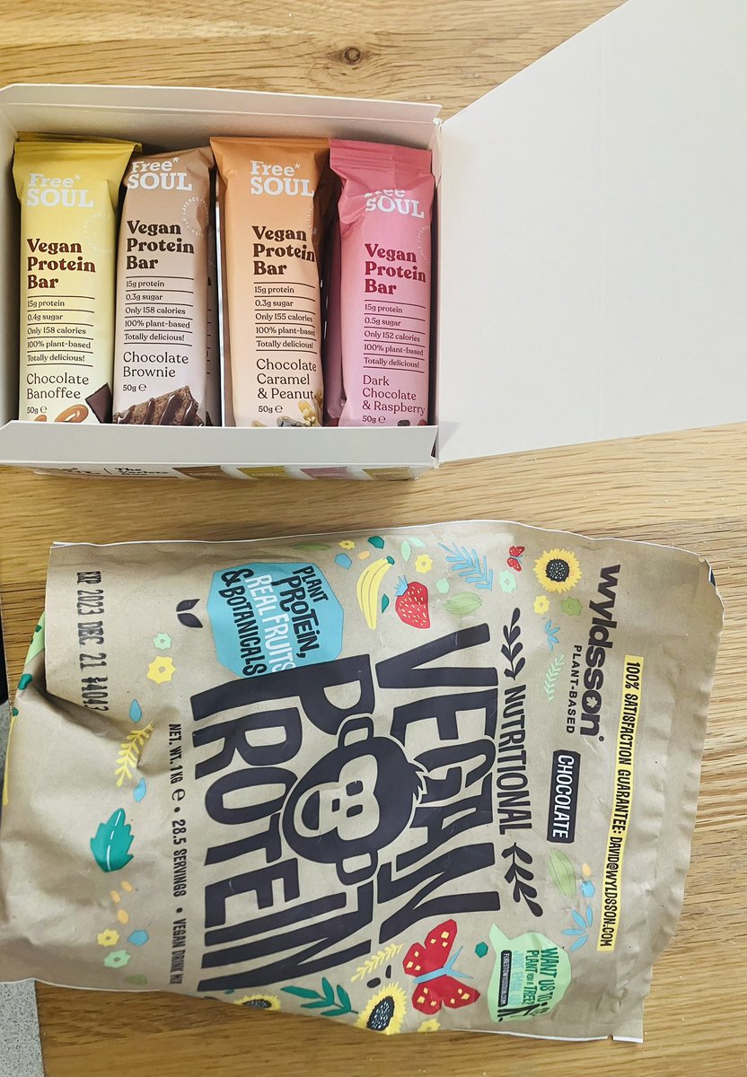 VileVanity_'s tweet photo. Edtwt-
Got these off Amazon with SD money and I’m gonna cry the protein bars are so fucking pretty! And the ingredients on the protein powder are really good, nothing that’ll affect my skin https://t.co/2KUJLr69ni