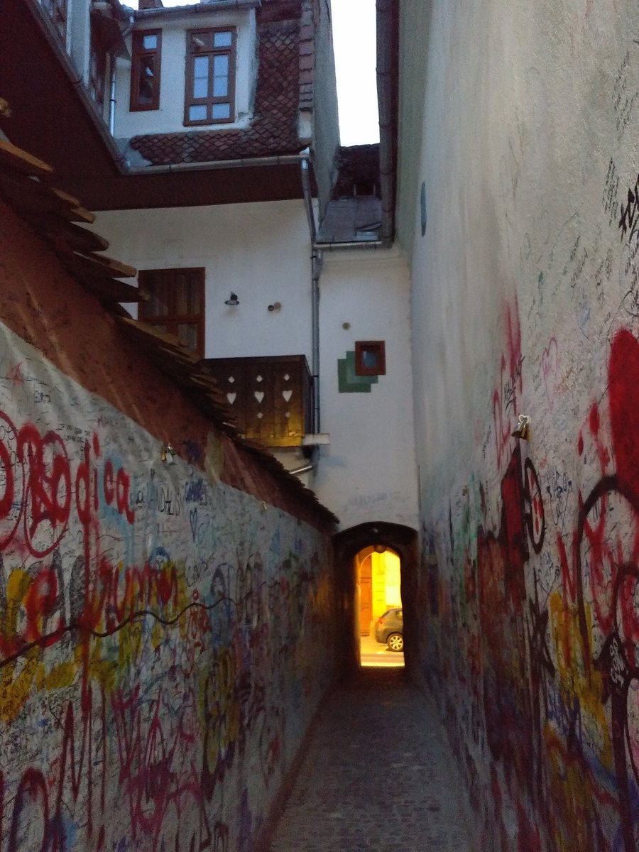 GabrielCojoc's tweet photo. "the Rope Street" is the narrowest street in Brașov, Romania #ropestreet #stradasforii #brasov #cronstadt #transilvania #romania #heritage #photography #graffiti #art https://t.co/OqS1SIUhA8