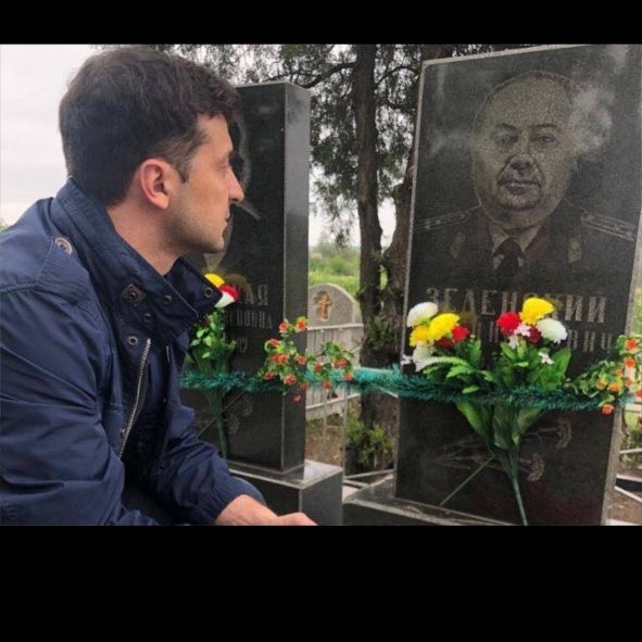 🔥Зеленский - внук победителя, подписал указ, которым отменил День Победы и участие Украины в освобождении мира от нацизма!

Зеленский вычеркнул из истории героизм 7 миллионов погибших в Великой Отечественной войне украинцев,плюнув им на могилы!