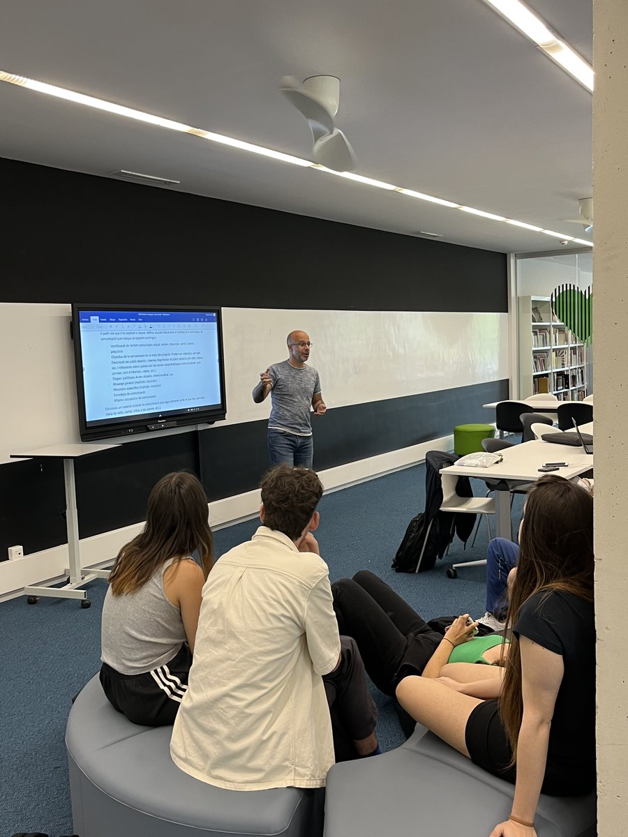 Gratiaetamore's tweet photo. Estudiants de "Gestió de projectes d'intervenció I" del grau de Sociologia i de Polítiques, sota la guia del professor @terrons78, van fer una sessió de treball col·laboratiu al #ComTecUAB de la @FccUab. Esperem veure-us un altre cop!👍👍 https://t.co/s6XKhquMSd