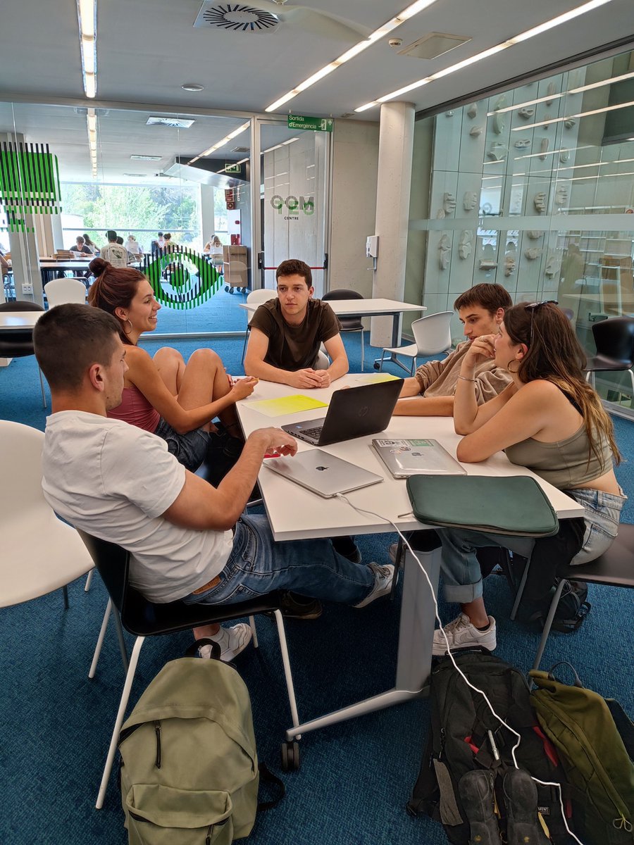 Gratiaetamore's tweet photo. Estudiants de "Gestió de projectes d'intervenció I" del grau de Sociologia i de Polítiques, sota la guia del professor @terrons78, van fer una sessió de treball col·laboratiu al #ComTecUAB de la @FccUab. Esperem veure-us un altre cop!👍👍 https://t.co/s6XKhquMSd