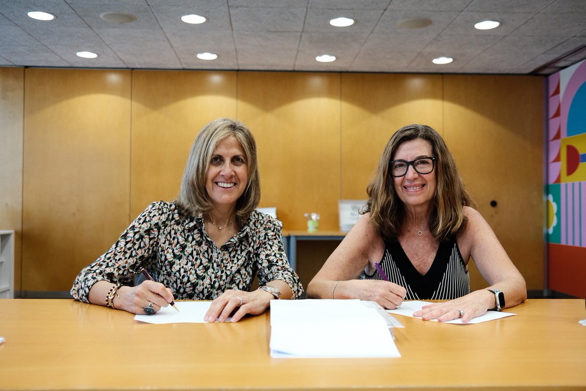 RocaEditorial's tweet photo. A partir de hoy, @RocaEditorial se una a la familia de Penguin Random House Grupo Editorial @penguinlibros. En la foto, @blancarosaroca y Nuria Cabutí. Os compartimos más información en la nota de prensa de este enlace: https://t.co/FbOC6TtweK https://t.co/Xcnwx4Y2d6