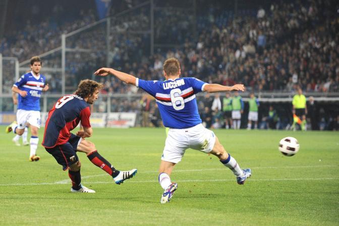 Genoarg's tweet photo. Hace 15 años Mauro Boselli convertía el gol mas importante de la historia del Derby della Lanterna al minuto 96 para MANDAR A LA B al clásico rival

BOSELLI NON LO SAPEVA🔴🔵
@mauroboselli  

https://t.co/IdmUOGolVu