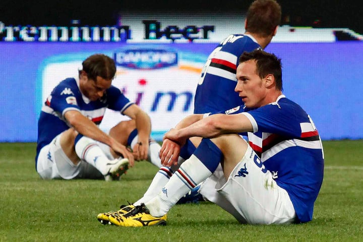 Genoarg's tweet photo. Hace 15 años Mauro Boselli convertía el gol mas importante de la historia del Derby della Lanterna al minuto 96 para MANDAR A LA B al clásico rival

BOSELLI NON LO SAPEVA🔴🔵
@mauroboselli  

https://t.co/IdmUOGolVu