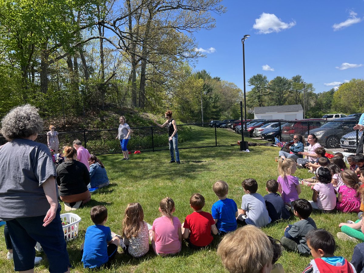 Music 🎶 in the outdoor classroom! Thank you PCC for brining Music Together to ECDC