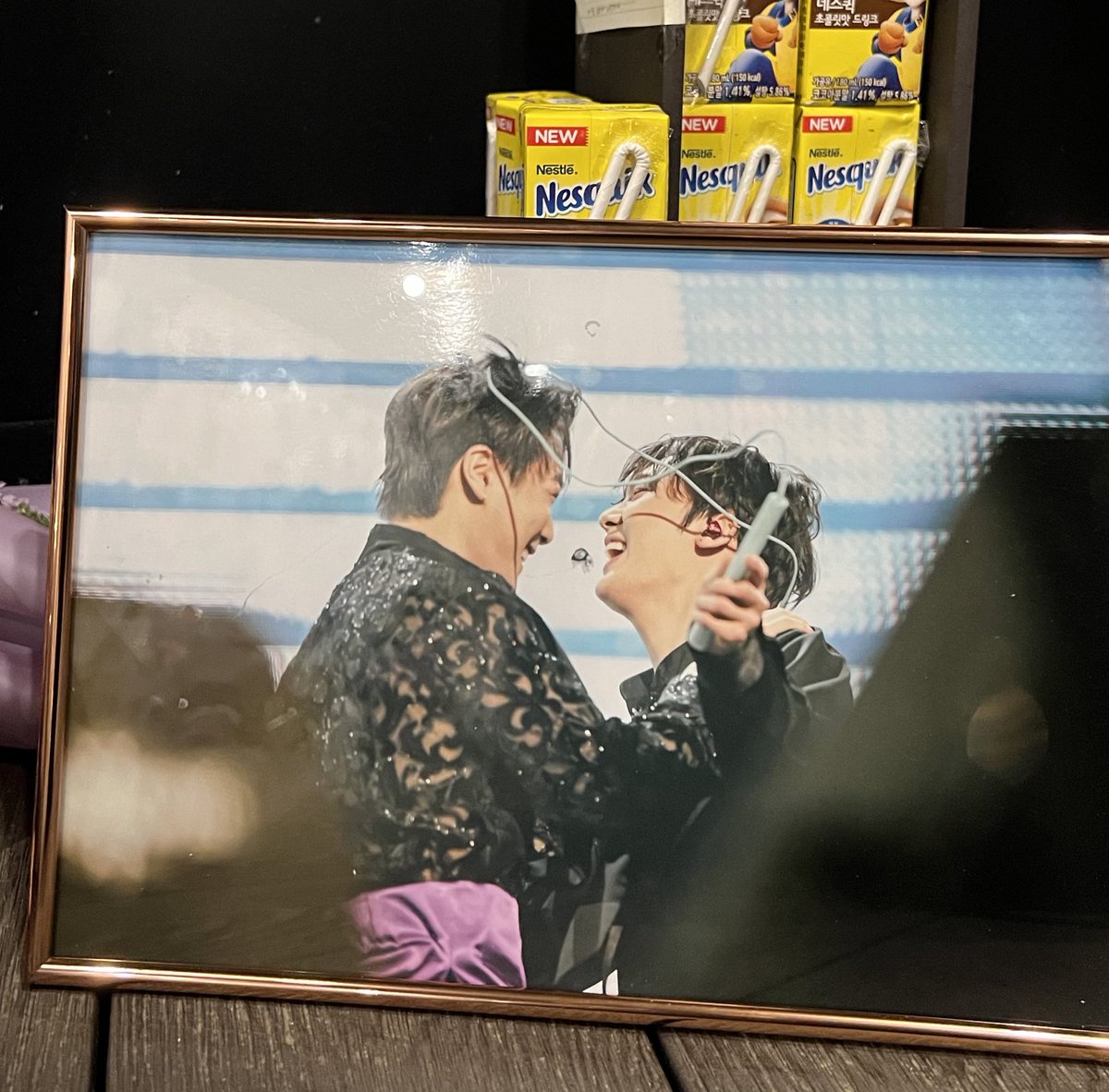 SaidLyrically's tweet image. 액자 뒤에 팬콘 사진 몇장 인화해서 붙여두었으니 혹시나 발견하신 분들은 한장씩 가져가세요 
마지막 사진 가져가시는분은 비닐까지 떼서 버려주시면 감사합니다
이 순간이 행복으로 기억되길 바라요