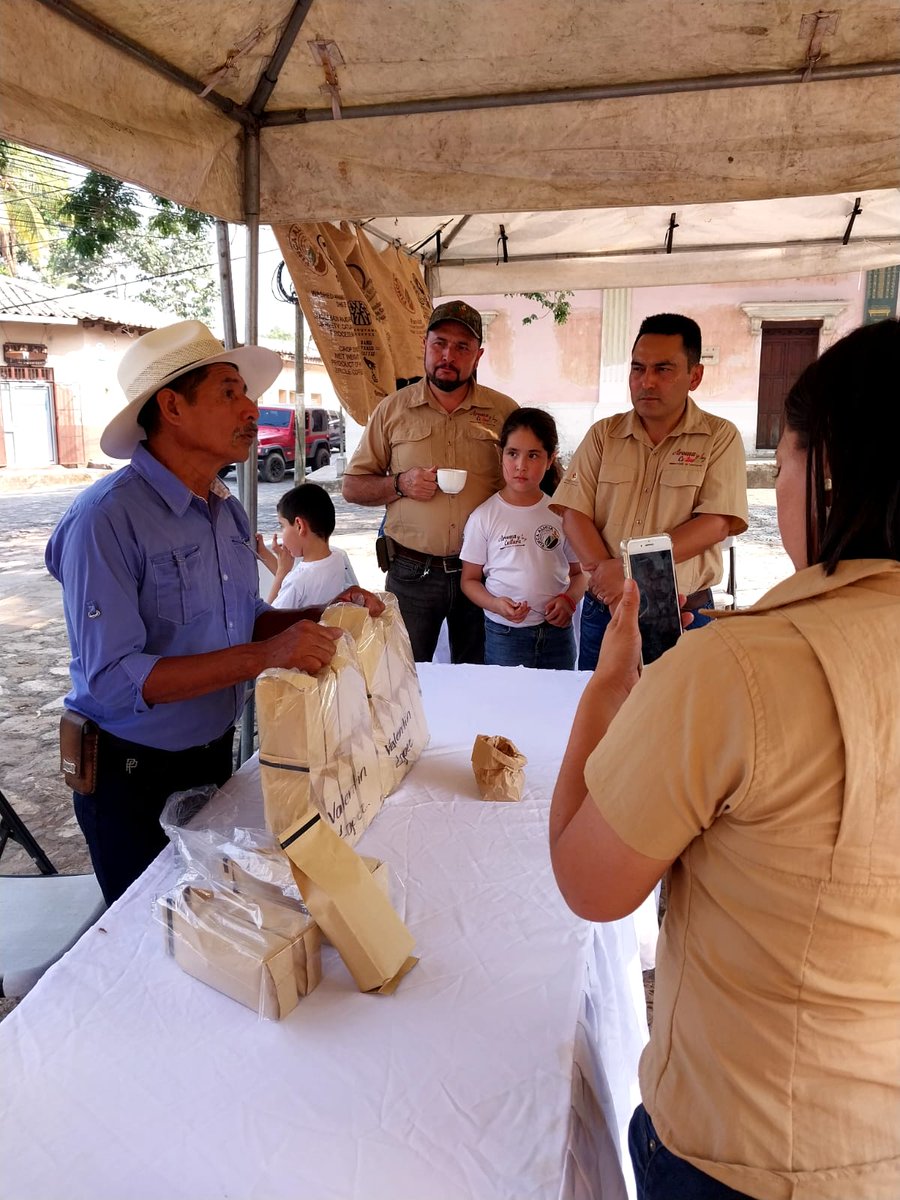 GizHonduras's tweet photo. Productores de #fincasmodelo participaron en el evento #CaféyCultura que se organiza anualmente en el municipio de Gracias en el territorio de la #reservadebiosfera #CaciqueLempira #SeñordelasMontañas 🇩🇪🇭🇳🌳🌲 https://t.co/0PedmlNZaJ
