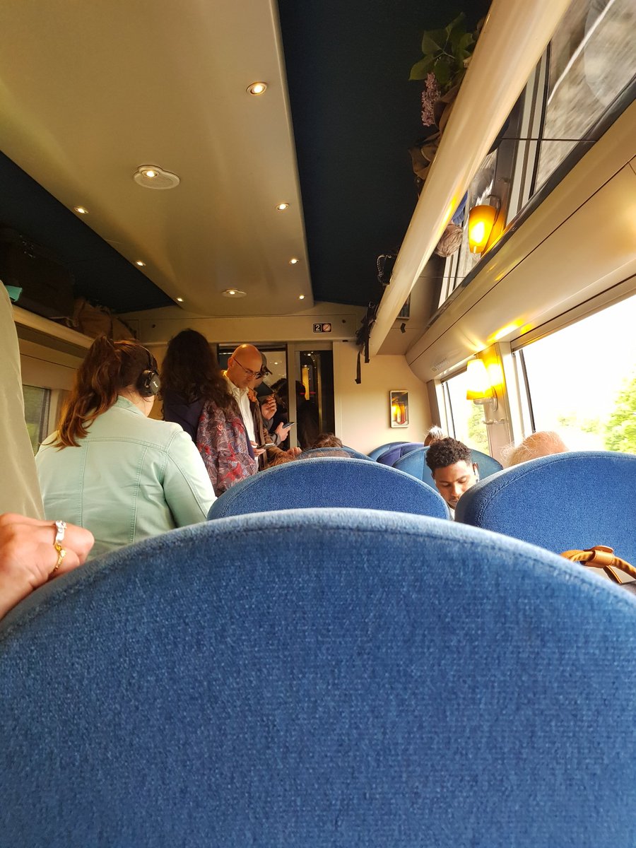KemanOvic's tweet photo. Coucou @reseau_Aleop @TERPays2LaLoire @paysdelaloire 👋, une voiture en + sur la ligne Laval - Nantes ne serait pas un luxe lors des retours de week-end. Le prix n'est pas à la hauteur du service 😕. Ce serait dommage de reprendre la voiture (CO2, climat, tout ça). Merci ♥️ https://t.co/rElvSVn4xM
