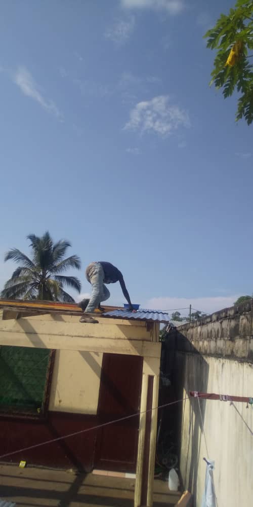 AideOrphelin's tweet photo. Notre cagnotte pour refaire le toit de l'orphelinat Sodios est terminée ! Merci à tous.

Les travaux ont été débuté aujourd'hui même ! https://t.co/2Yd8VZm5oS
