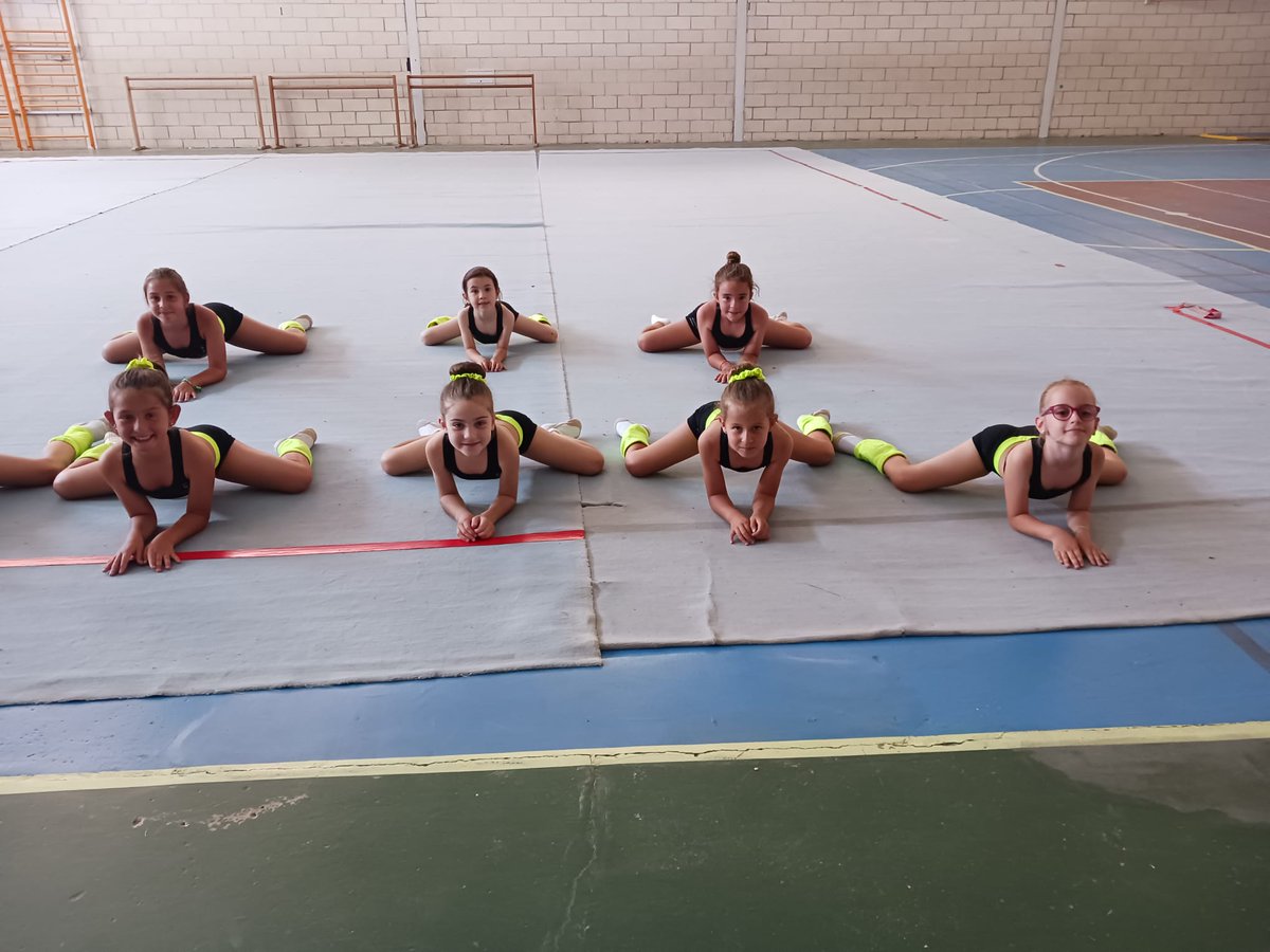 CDADFINEM's tweet photo. 🤸‍♀️ Las gimnastas de la escuela de Gimnasia Rítmica Esclavas preparan el último trimestre entrenando con ilusión sus coreografías 🩰

©️ #CDADFINEM https://t.co/uKIFCqoBwA