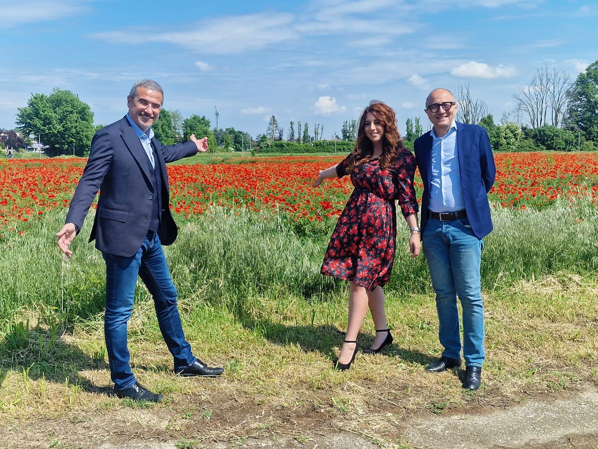 AugustoMoretti6's tweet photo. 💐 In questa stagione i fiori sono protagonisti del nostro territorio

I papaveri di Città di Peschiera Borromeo stanno ispirando molti fotografi, professionisti e dilettanti: mandatemi le vostre foto! 📷

Con me il vicesindaco Stefania Accosa e l'assessore Piero Scialpi https://t.co/9qDg2H7Vr6