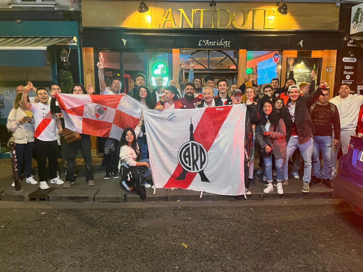RiverPlateParis's tweet photo. Noche hermosa e inolvidable en París donde la embajada juntó 60 almas llenas de pasión.
Agradecemos a L’Antidote por el lugar, a Fede por la transmisión, a Claudio por el cable, a Fede por las fotos y videos, a Pauly por la difusión, a Bader por las redes, https://t.co/DG6k8VFCIP