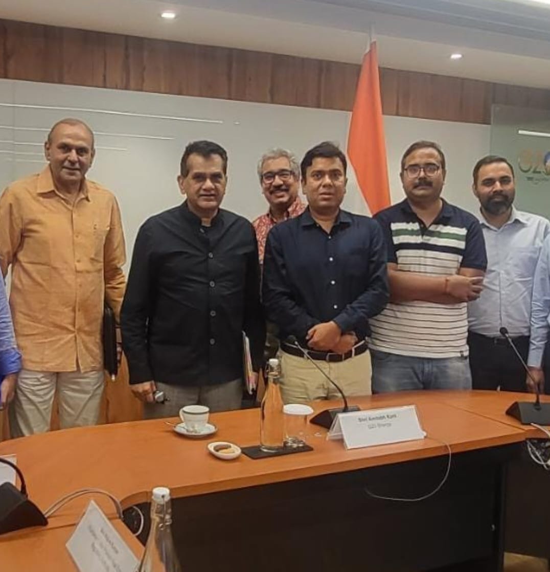 nefowaoffice's tweet photo. नेफ़ोवा ने अमिताभ कांत के नेतृत्व में रुके प्रोजेक्ट और रजिस्ट्री शुरु करने को लेकर बनी कमेटी के सामने रखे सुझाव

रुके हुए तमाम प्रोजेक्ट पर फिर से काम शुरु करने और रजिस्ट्री की समस्या का समाधान करने के लिए वरिष्ठ अधिकारी अमिताभ कांत के नेतृत्व में बनी कमेटी के सामने नेफ़ोवा ने तमाम सुझाव रखे और उनसे अपील की कि इस समस्या का जल्द से जल्द समाधान निकले। समाधान होने से लाखों घर ख़रीदारों को घर मिलेगा और 13 साल से जारी समस्या का समाधान होगा। ये बैठक नई दिल्ली में सुषमा स्वराज सेंटर में हुई।
         नेफ़ोवा अध्यक्ष @abhishek_nefowa ने कमेटी के सामने कहा कि घर ख़रीदारों की स्थिति दयनीय है। उन्हें कहीं से राहत नहीं मिल रही है। उन्होंने समाधान के लिए कई सुझाव सामने रखे और अपील की कि घर ख़रीदारों से एक भी पैसा अतिरिक्त ना लिया जाए और उन्हें घर दी जाए। 
                  समिति के प्रमुख अमिताभ कांत ने कहा उन्हें ग्रेटर नोएडा, नोएडा के घर ख़रीदारों  समस्याएं पता है और वो सभी को सुन रहे हैं। समस्याओं के समाधान के लिए सभी को सुना जा रहा है। 
            वहीं बैठक में नेफ़ोवा उपाध्यक्ष @Dinkar_Pandey और @mihirg ने भी समिति के सामने अपने सुझाव रखे और घर ख़रीदारों के हालात बताए।
      बैठक में यूपी रेरा के चेयरमैन राजीव कुमार, नोएडा-ग्रेटर नोएडा अथॉरिटी की सीईओ रितु माहेश्वरी, यूपी के इंफ़्रास्ट्रक्चरल इंडस्ट्रियल डेवलपमेंट कमिश्नर मनोज कुमार सिंह, वित्त मंत्रालय के फ़ाइनेंशिय सर्विसेज के सेक्रेटरी डॉ विवेक जोशी, उत्तर प्रदेश के प्रिंसिपल सेक्रेटरी हाउसिंग नितिन रमेश गोकर्ण, इंसॉल्वेंसी और बैंकरप्सी बोर्ड ऑफ़  इंडिया के चेयरमैन रवि मित्तल, नेशनल हाउसिंग बैंक के मैनेजिंग डायरेक्टर एस के होता सहित कई वरिष्ठ अधिकारी मौजूद थे।