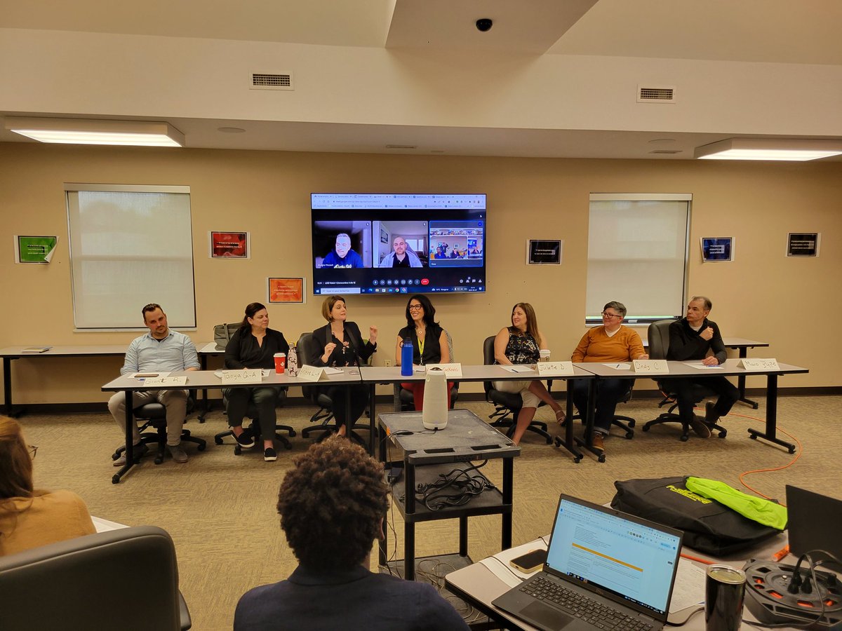 Merci aux panélistes (occupant une variété de postes en leadership) qui ont présenté aux participants au programme des Leaders de demain <a href="/CscProvidence/">Csc Providence</a> leur parcours professionnel et leur passion pour l'éducation.  <a href="/ESCLESSOR/">École secondaire catholique l'Essor</a> <a href="/ESCPainCourt/">École secondaire catholique de Pain Court</a> <a href="/EcoleMJN/">École Monseigneur-Jean-Noël</a> <a href="/EECStAmbroise/">École catholique Saint-Ambroise</a>