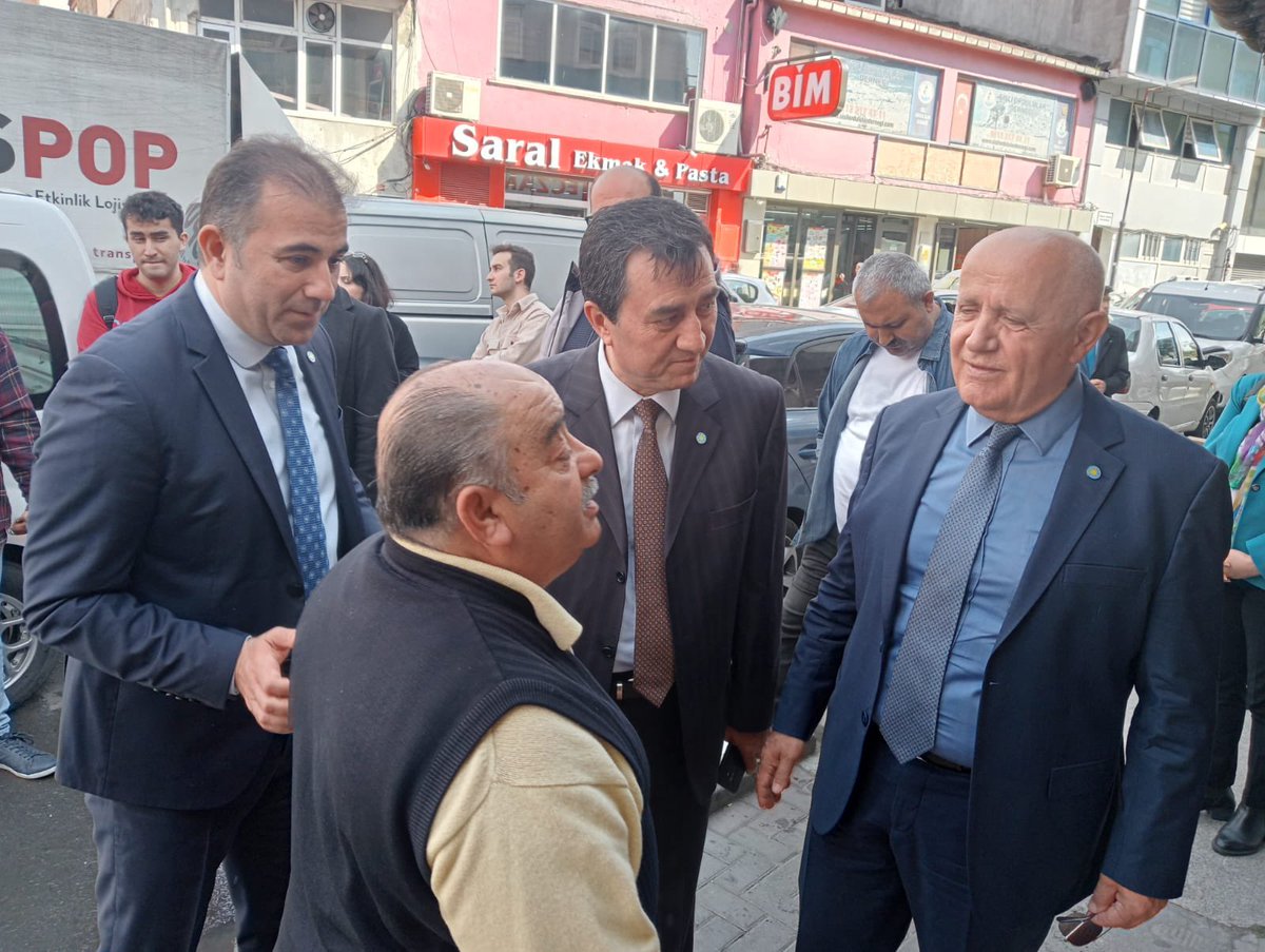 RaifGuler34's tweet photo. Milletvekili adayları olarak Sayın Yıldıran Özel ile birlikte Şişli’de vatandaşlarımızla bir araya geldik. Bize eşlik eden Şişli ilçe başkanımız Sayın Ahmet Ünal ve ilçe yönetim kuruluna teşekkür ederim. #AzKaldı #TarihYazacağız https://t.co/jF7Vye3io2