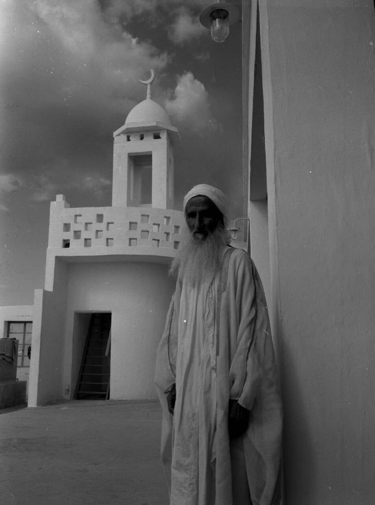 Hmd_Almarar's tweet photo. الشيخ عبيد بن سعيد المحيربي ا��ياسي - رحمه الله -
إمام جزيرة داس سنة 1957م https://t.co/shI8jX7Kbi