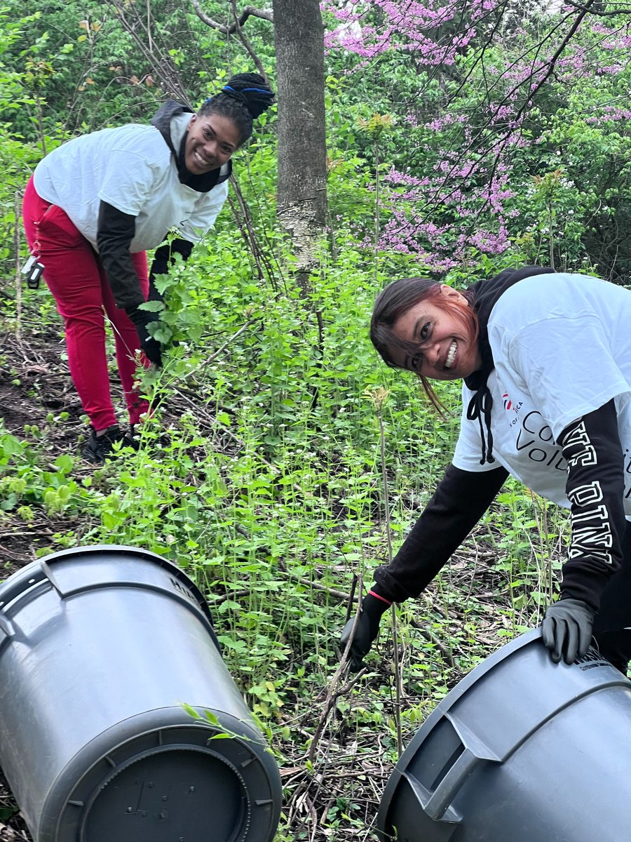 geordan_coleman's tweet photo. During #GlobalServiceMonth, our #BofAVolunteers are working to build stronger, healthier neighborhoods alongside our community partners. Our Indy employees visited @NewfieldsToday to clean up the grounds and make the space brighter for all who visit. @BankofAmerica https://t.co/R45TFZmHqD