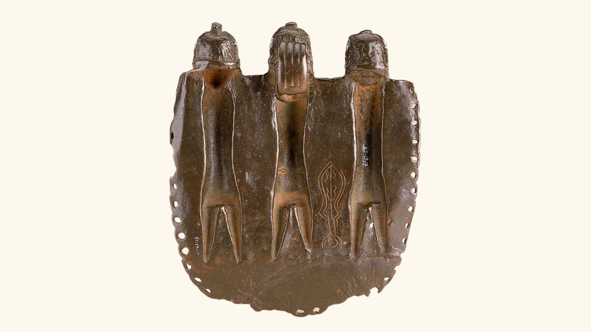 Pendants, worn on the hips, display a variety of human and animal images. In Benin art, as well as in contemporary court ceremonies, an oba is frequently seen flanked and supported by two attendants. 🔎 Pendant, mid-16th to mid-17th century, Edo artist, Nigeria