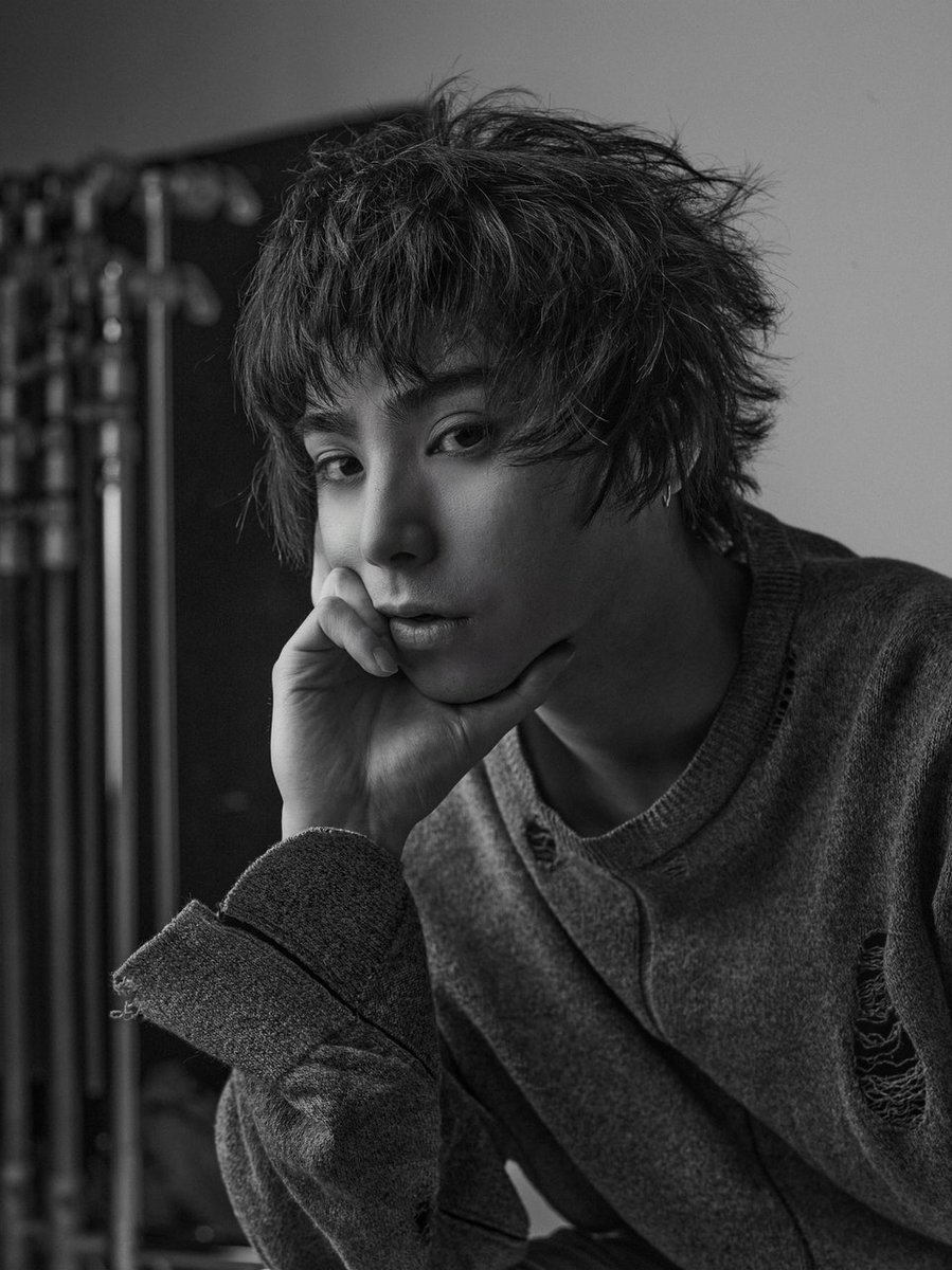 sir_murakami's tweet image. Q: Do you like analog things?
N: I used to listen to music on cassettes, so I think my perception is different from my generation. I was shy and didn't like interacting with people, I used to email and chat. But I realized that it's important to talk directly! 🎥
#NijiroMurakami