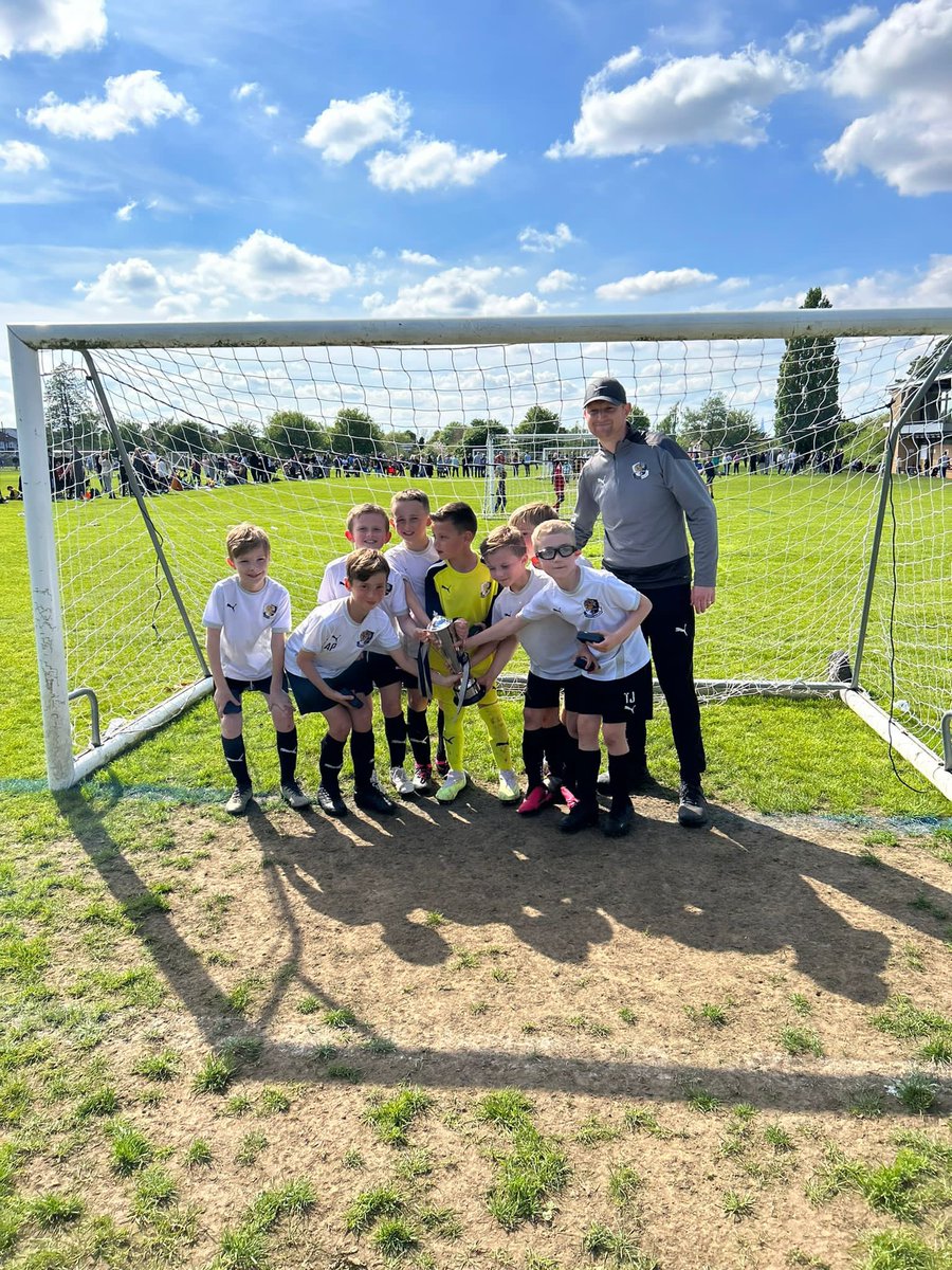 Congratulations @dartfordfc youth coaches @Darren_Corley & @Owen_Dartfordfc and their players on winning the u8 and u10 Selkent Cups  on Sunday.

A fantastic achievement by all involved, we look forward to seeing the teams develop further next season. 

⬛️⬜️⬛️⬜️⬛️