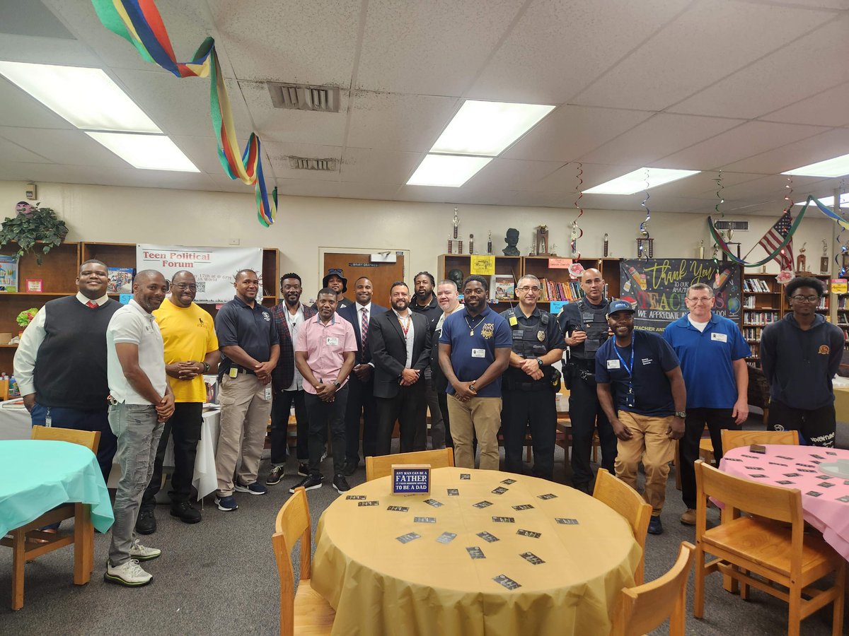 Dads and Donuts Event pouring into the lives of Dads, Brothers, Uncles, Granddads at Coconut Creek High School. What a great turnout! @CreekMagnet @CreekFootball1 @DrNicoleNearor @ABurgessEdu @MTLBCPS1 @CoachSloan96 @browardschools @DrFlem71 @BCPSSuptOfc @Nora_Rupert