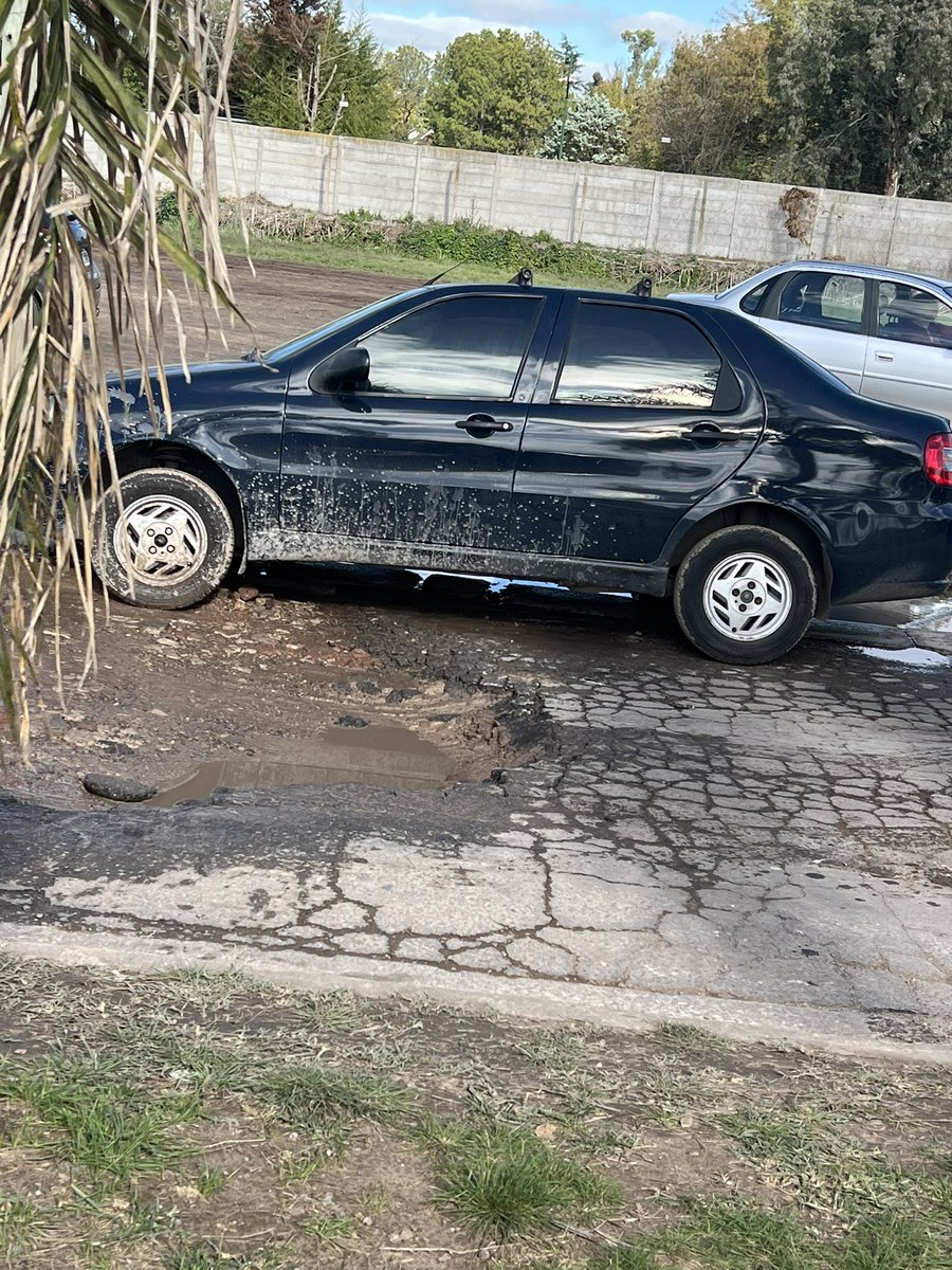 Nanyta83's tweet photo. @fernandogray  @MunicipioEE  El dia que pase algo grabe USTEDES serán responsables por no hacerse cargo!!! Hace mas de 10 días que se reclama y no hacen nada! 🤬 https://t.co/rfpLMfuSng