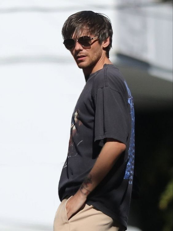 91SWEETHOAX's tweet photo. only correct answer is louis tomlinson https://t.co/afnfj1VY53